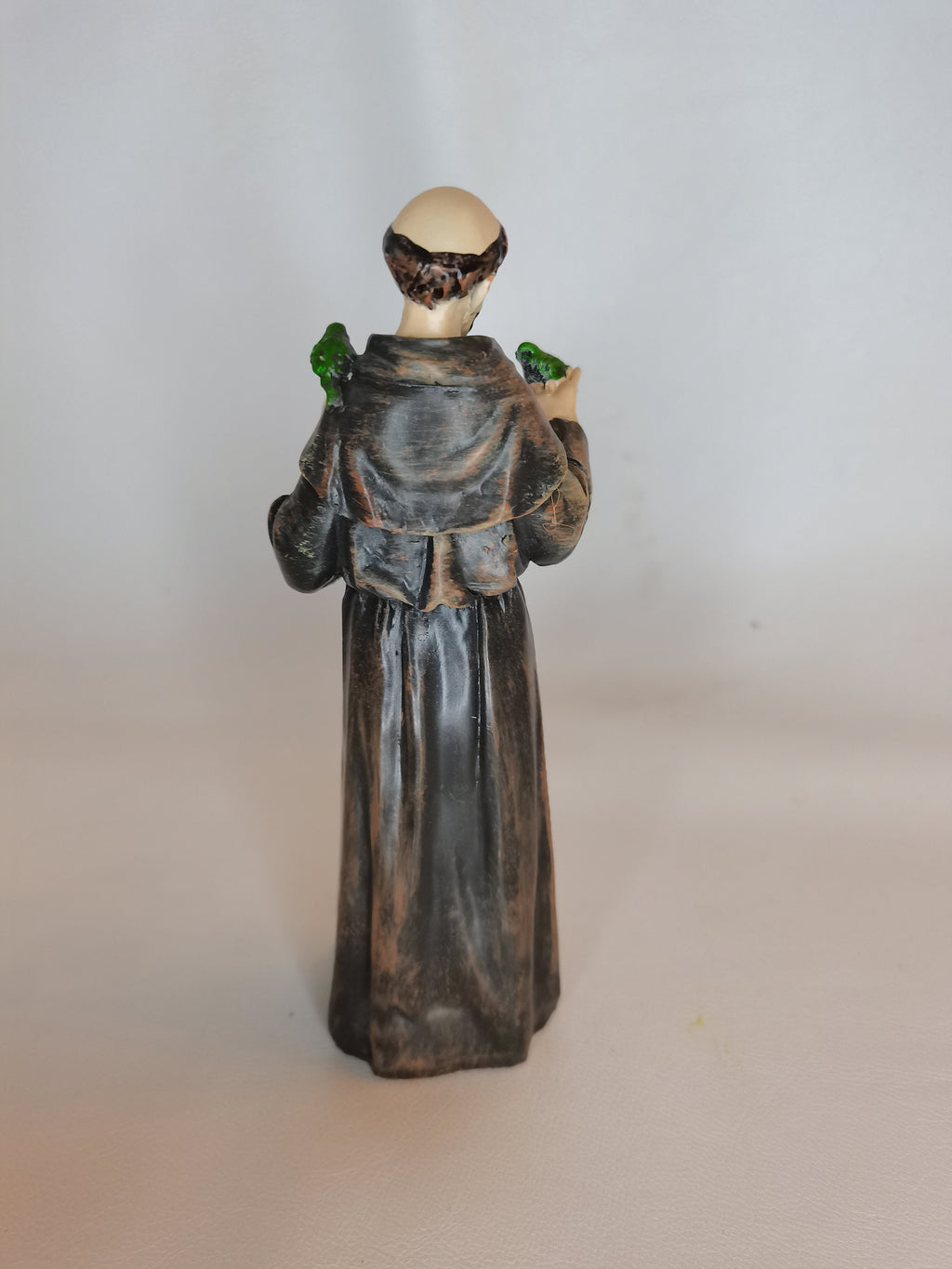 Statue des heiligen Franz von Assisi, der zu den Vögeln spricht, aus bemaltem Kunstharz