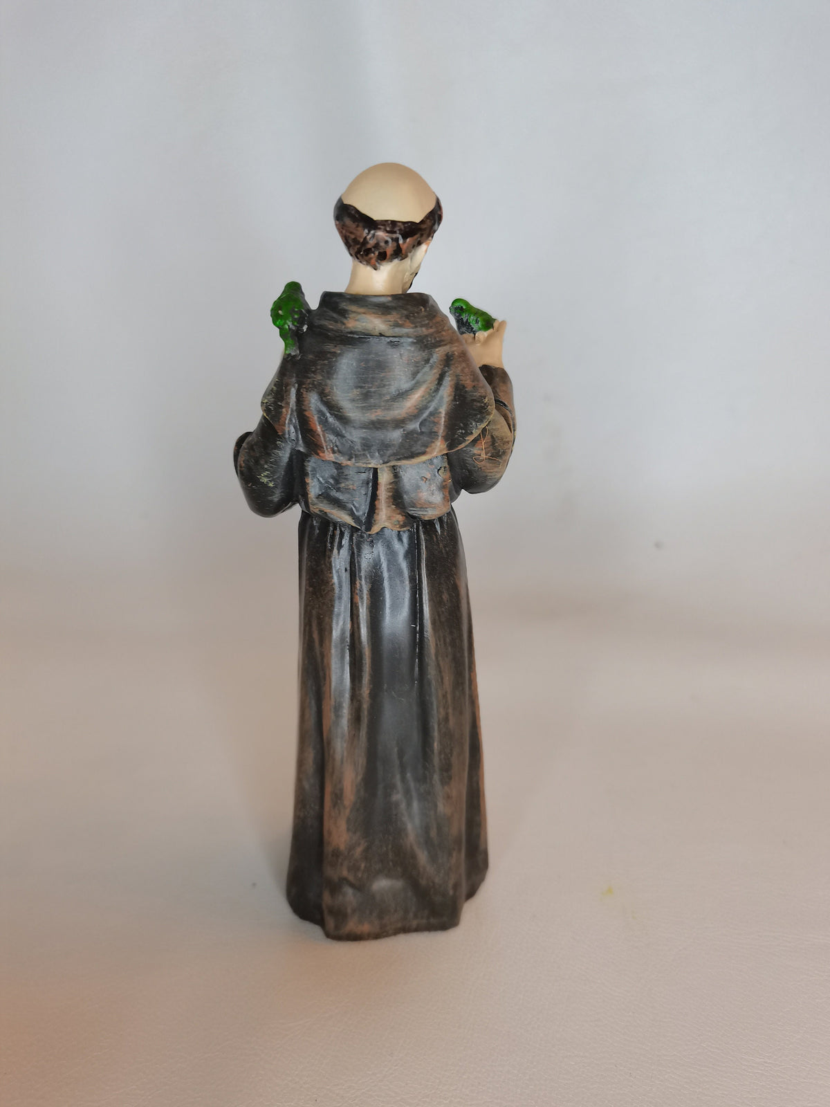 Statue des heiligen Franz von Assisi, der zu den Vögeln spricht, aus bemaltem Kunstharz
