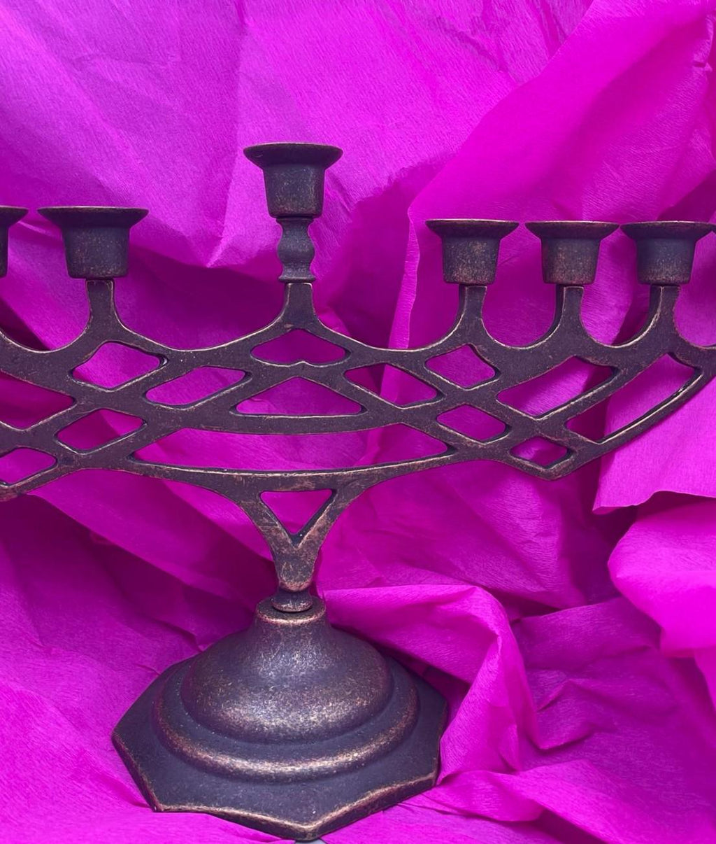Chanukkiah in ottone brunito a nove bracci – 48 x 27 cm