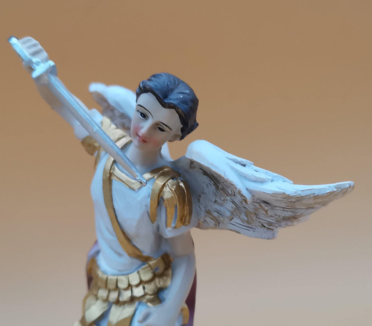Statue Heiliger Erzengel Michael aus handbemaltem Polyresin – Religiöse Skulptur