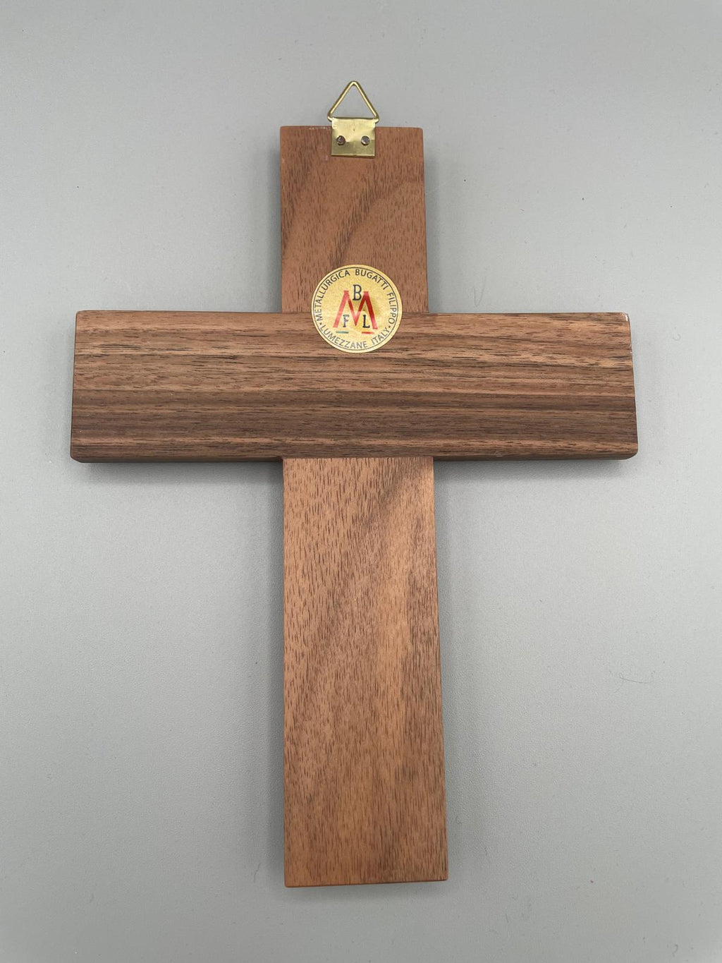 Crocifisso da parete in legno naturale con dettagli in ottone