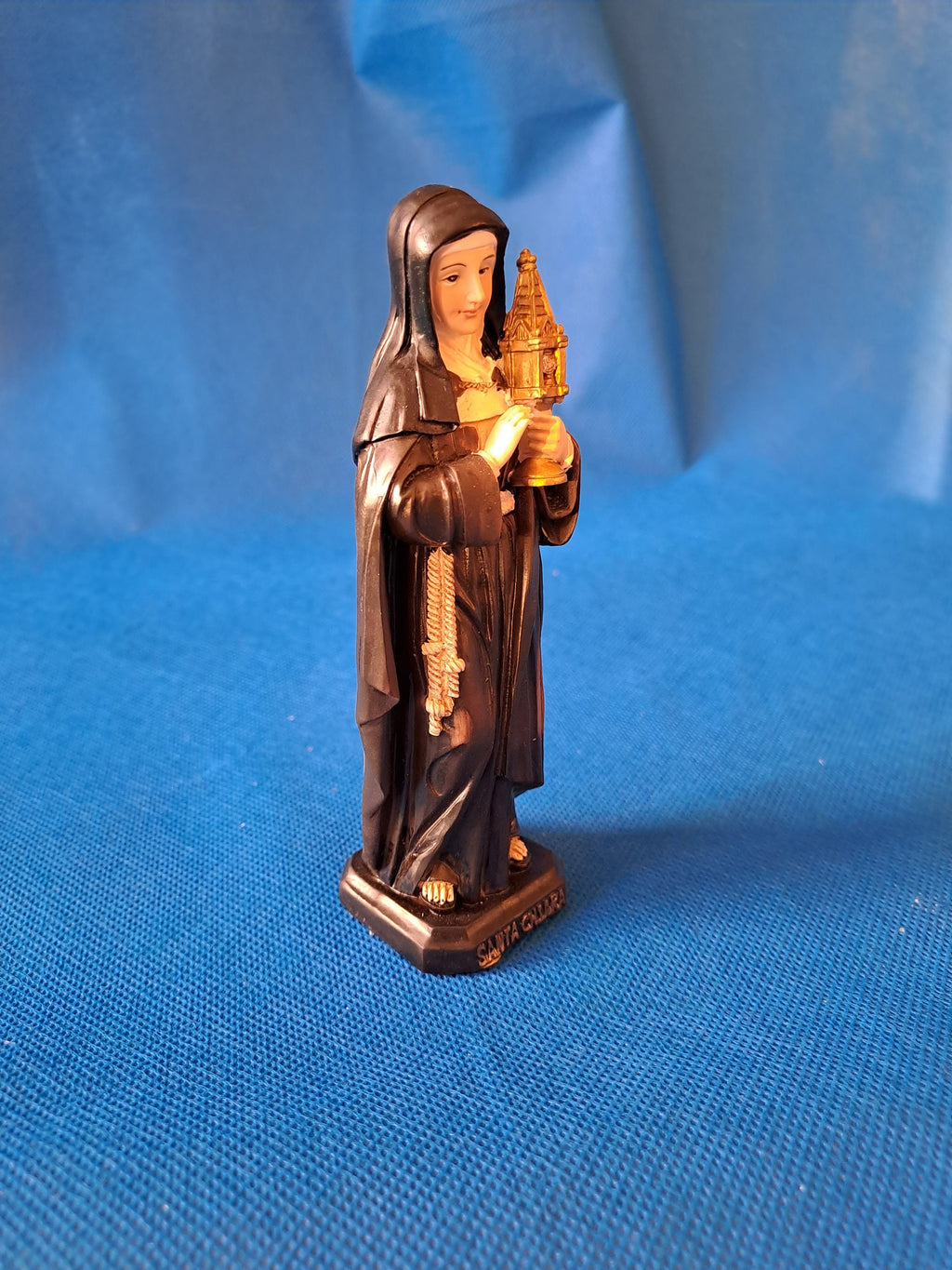 Statue de Sainte Claire d'Assise en résine peinte à la main – 12 cm