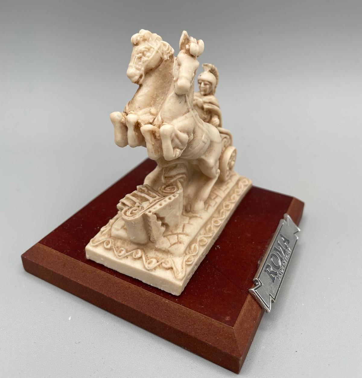 Decorative resin Roman chariot on a wooden base – 10 x 9 x 8 cm