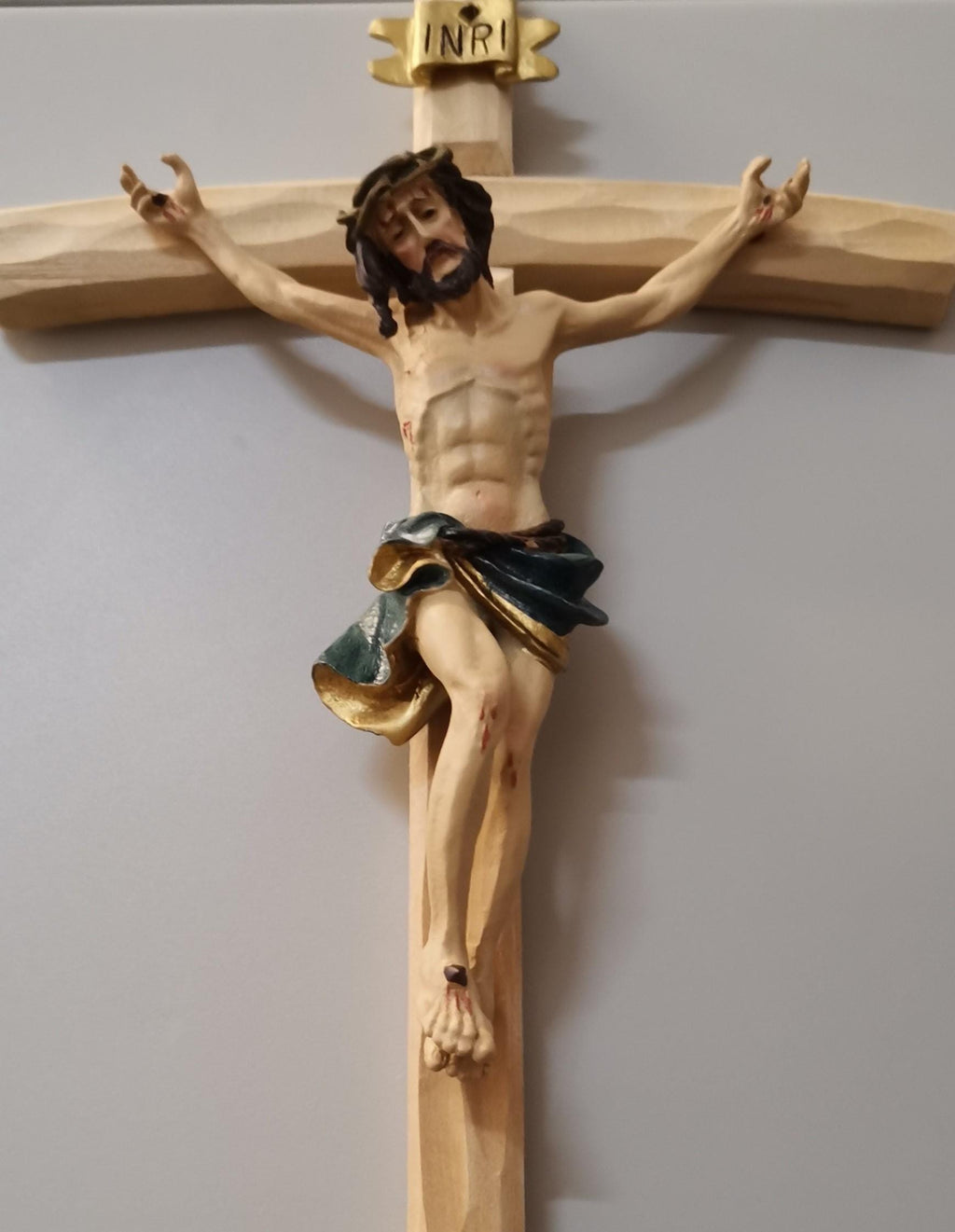 Crocifisso da Parete Artigianale in Legno con Figura di Gesù in Resina