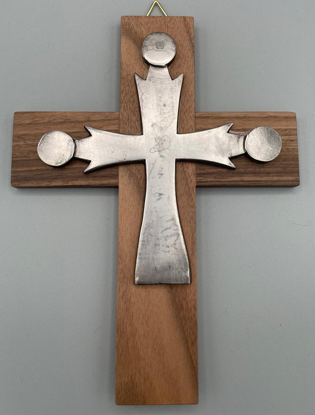 Crocifisso da parete in legno naturale con dettagli in ottone