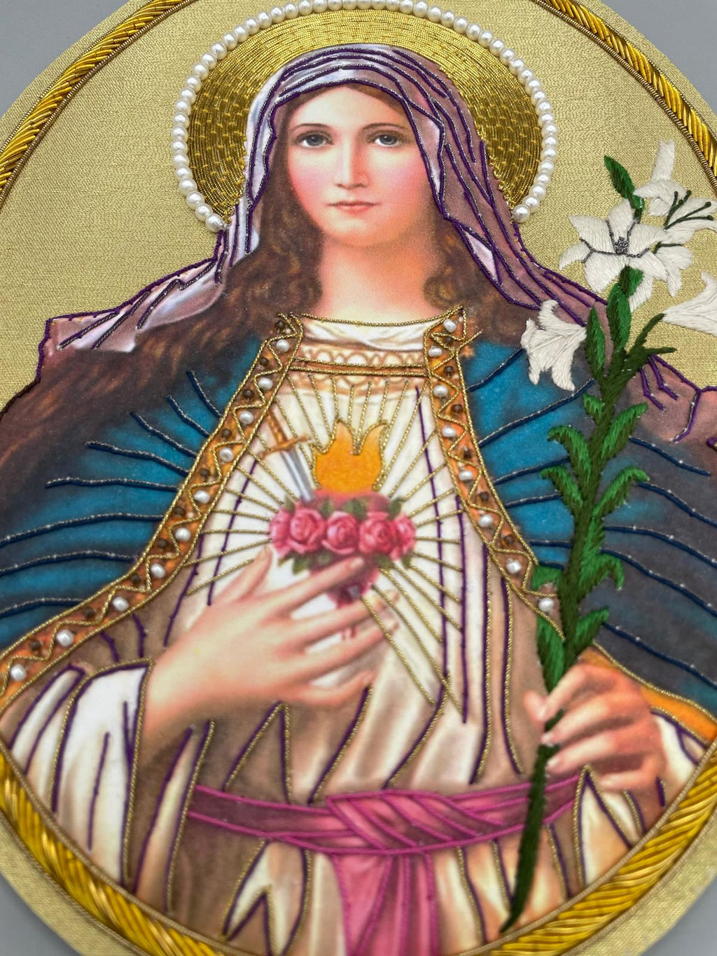 Icona quadro Sacro Ricamato – Madonna con Cuore Immacolato e Giglio