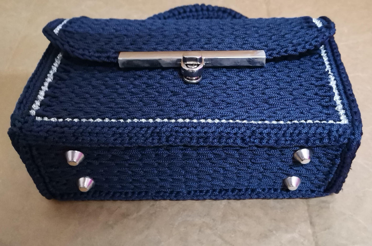 Borsa artigianale blu scuro con dettagli argento