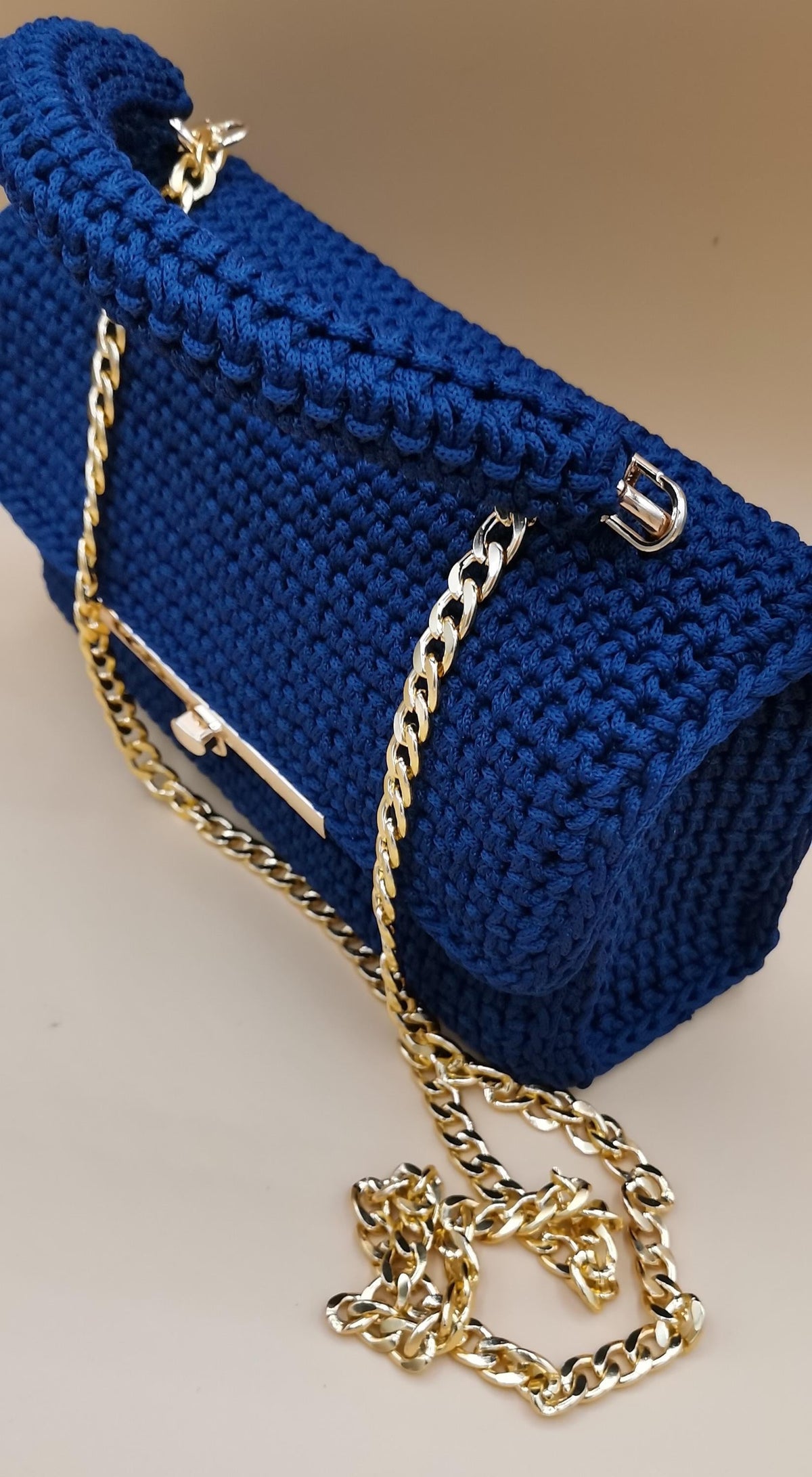Borsa all'uncinetto blu con tracolla a maglie dorata