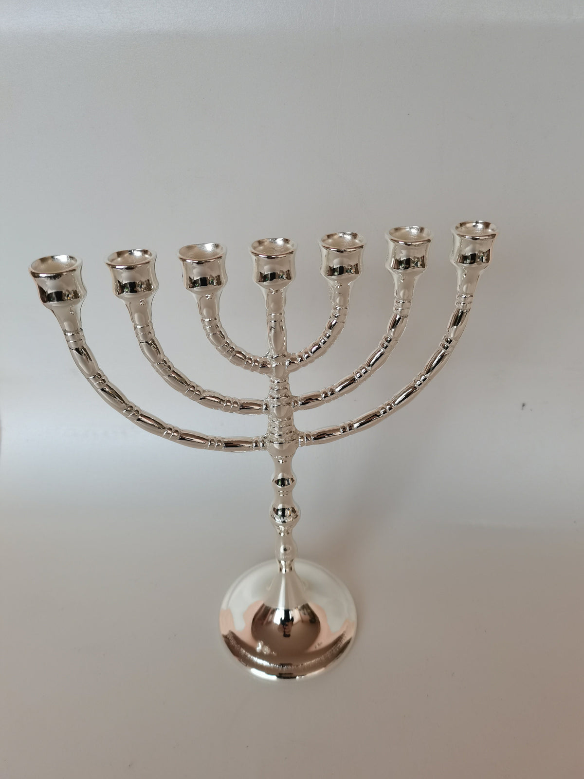 Menorah a sette bracci in ottone argentato – 24 x 19 cm