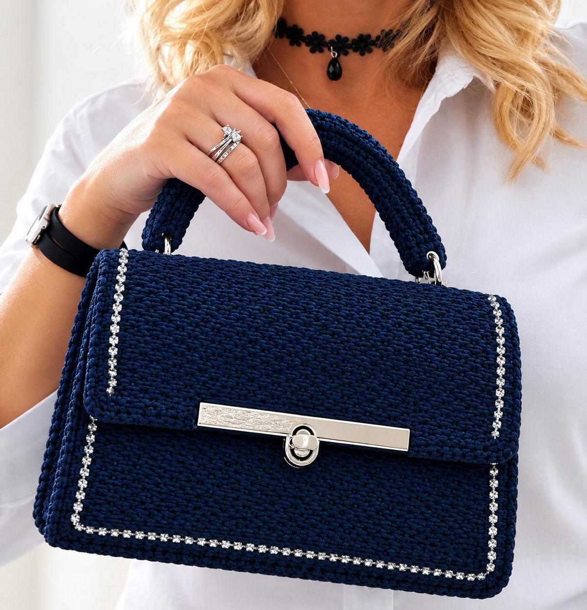 Borsa artigianale blu scuro con dettagli argento