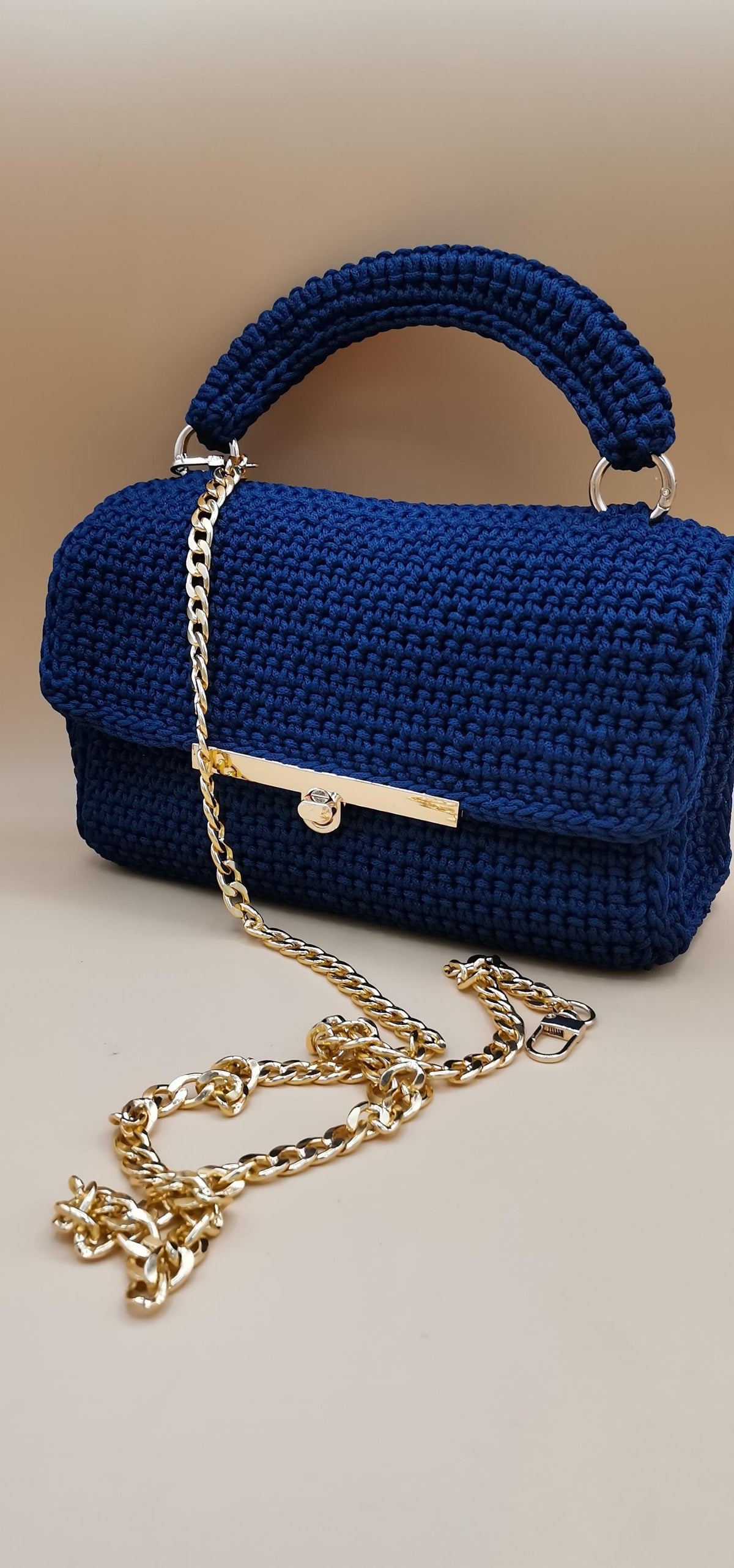 Borsa all'uncinetto blu con tracolla a maglie dorata