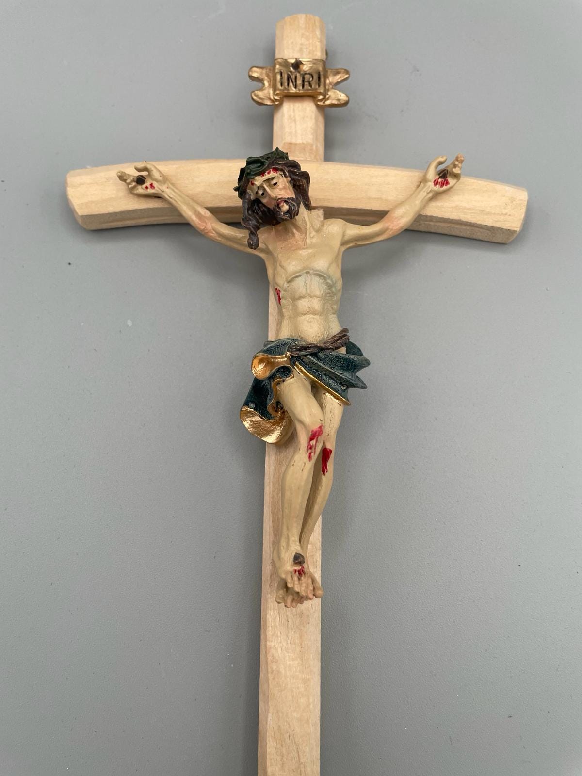 Crocifisso da Parete Artigianale in Legno con Figura di Gesù in Resina – Decorazione Religiosa Cristiana