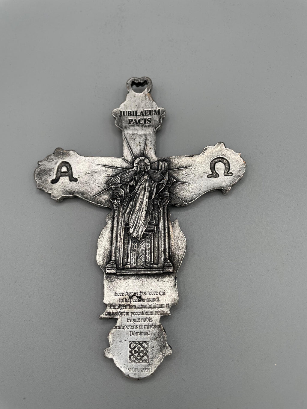 Crocifisso Jubileum Pacis con le quattro Basiliche di Roma – ottone argentato – 15 x 10 cm