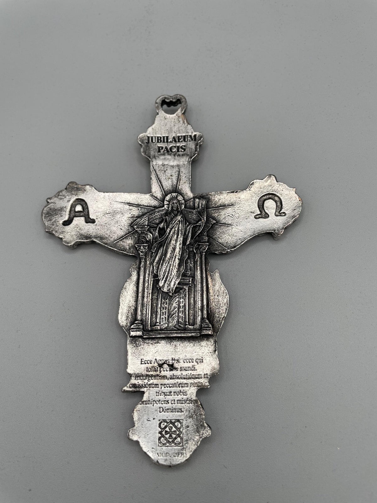 Crocifisso Jubileum Pacis con le quattro Basiliche di Roma – ottone argentato – 15 x 10 cm