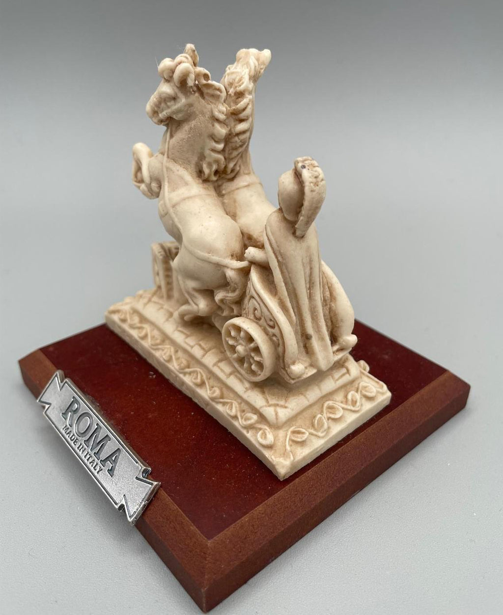 Decorative resin Roman chariot on a wooden base – 10 x 9 x 8 cm