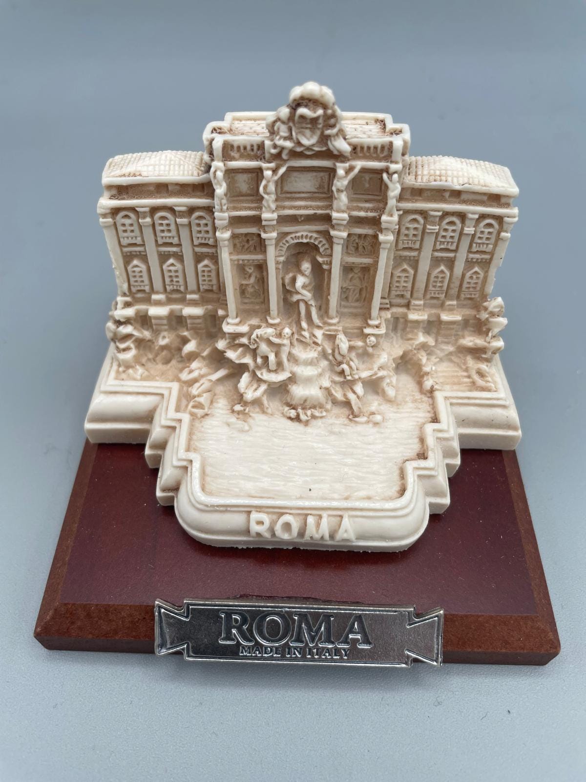 Réplique de la fontaine de Trevi en résine avec socle en bois