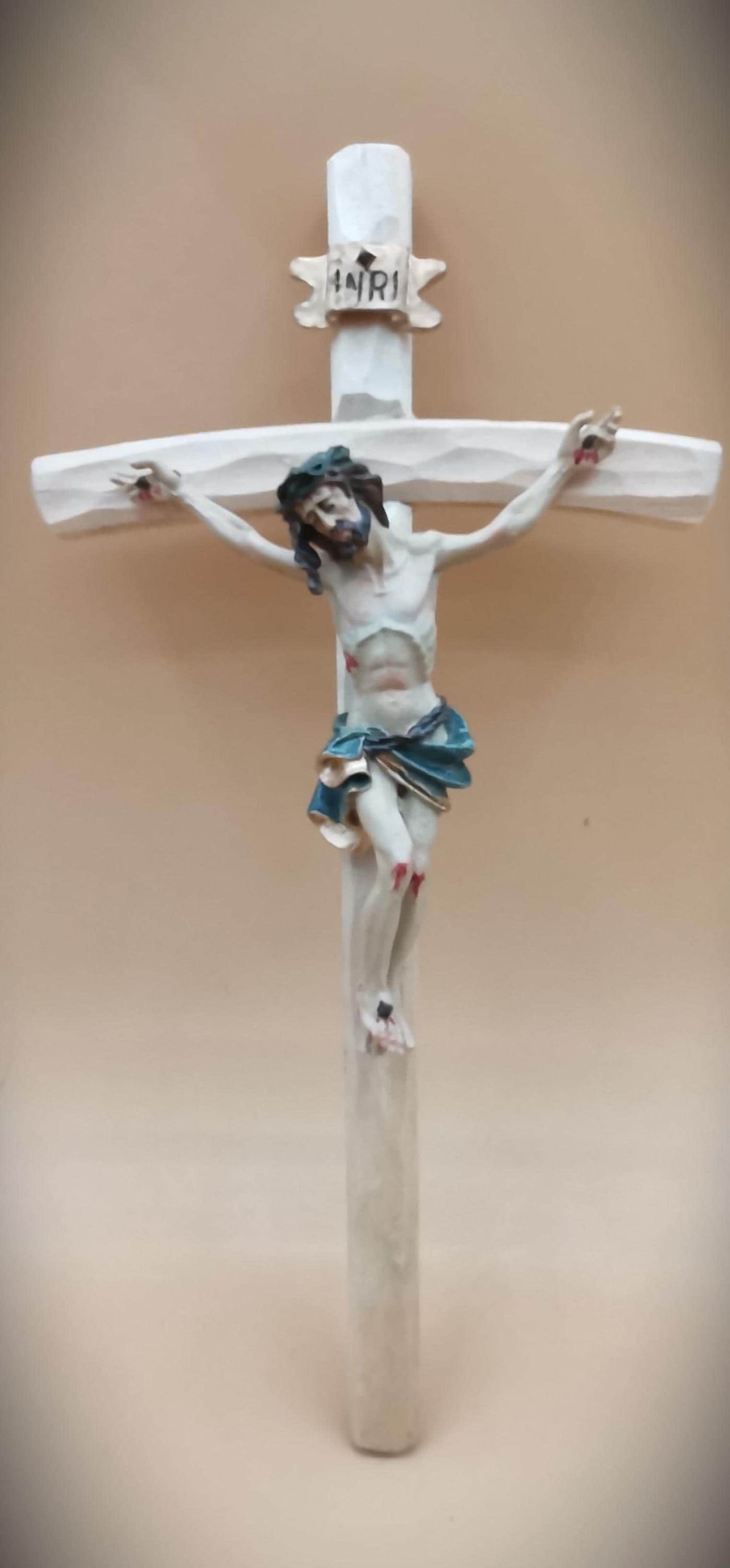 Crocifisso da Parete Artigianale in Legno con Figura di Gesù in Resina