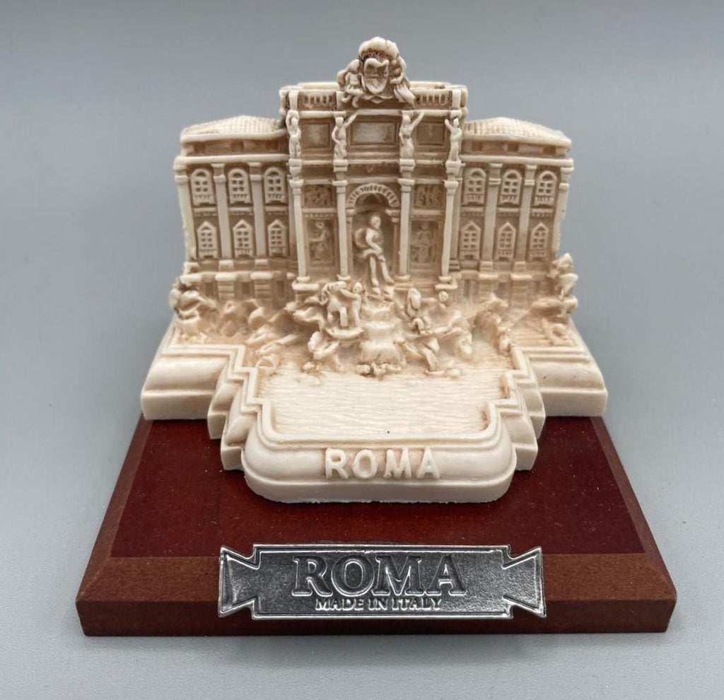Réplique de la fontaine de Trevi en résine avec socle en bois
