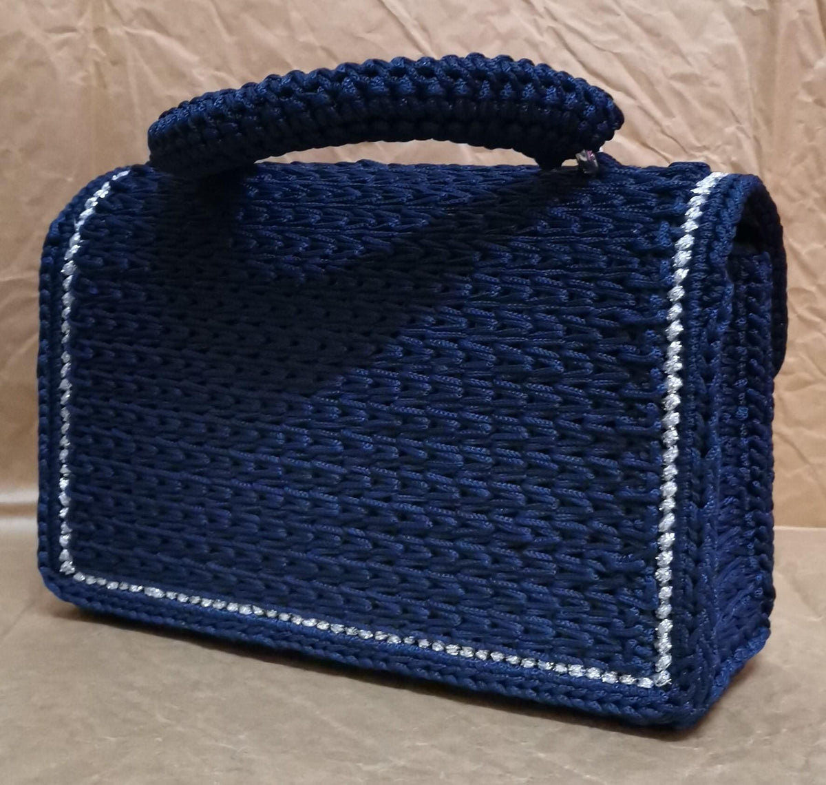 Borsa artigianale blu scuro con dettagli argento