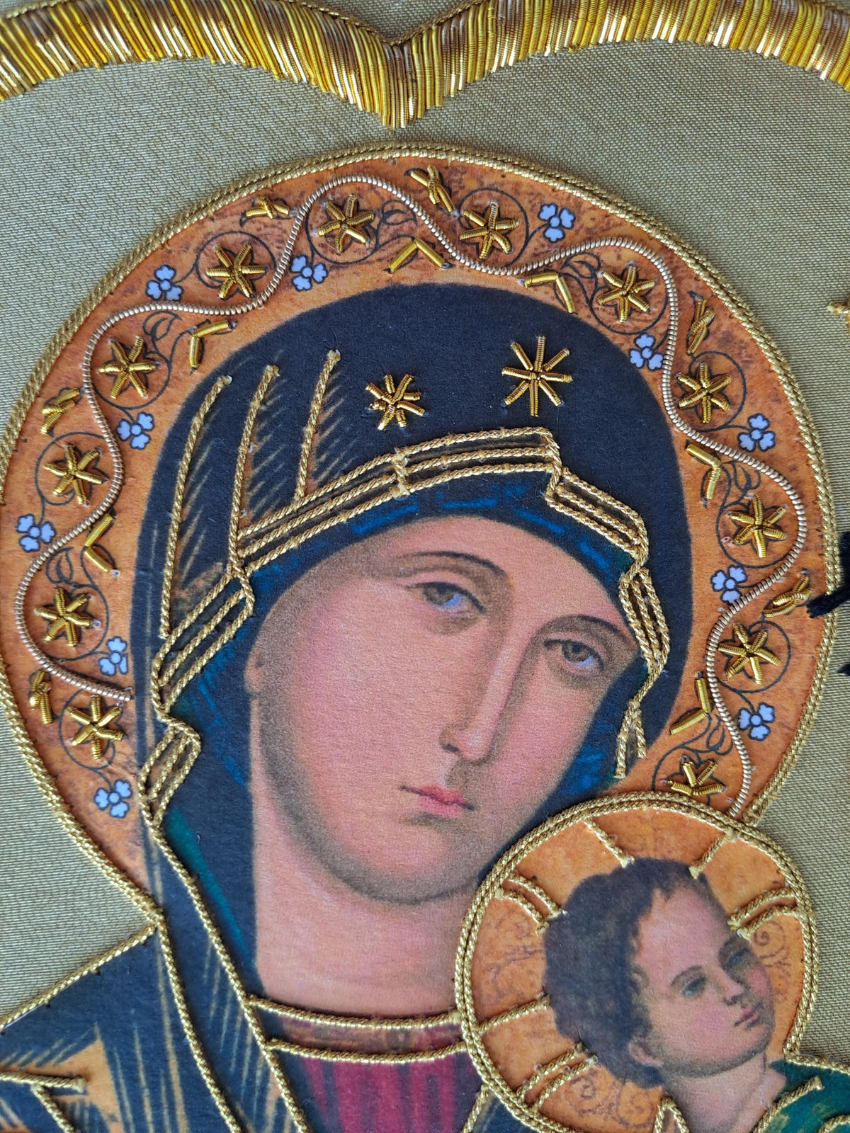 Icona Madonna del Perpetuo Soccorso Ricamata a Mano in Filo Oro 22x22 cm