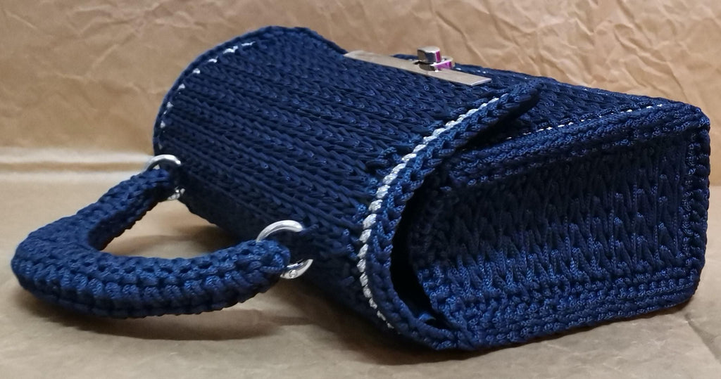 Borsa artigianale blu scuro con dettagli argento