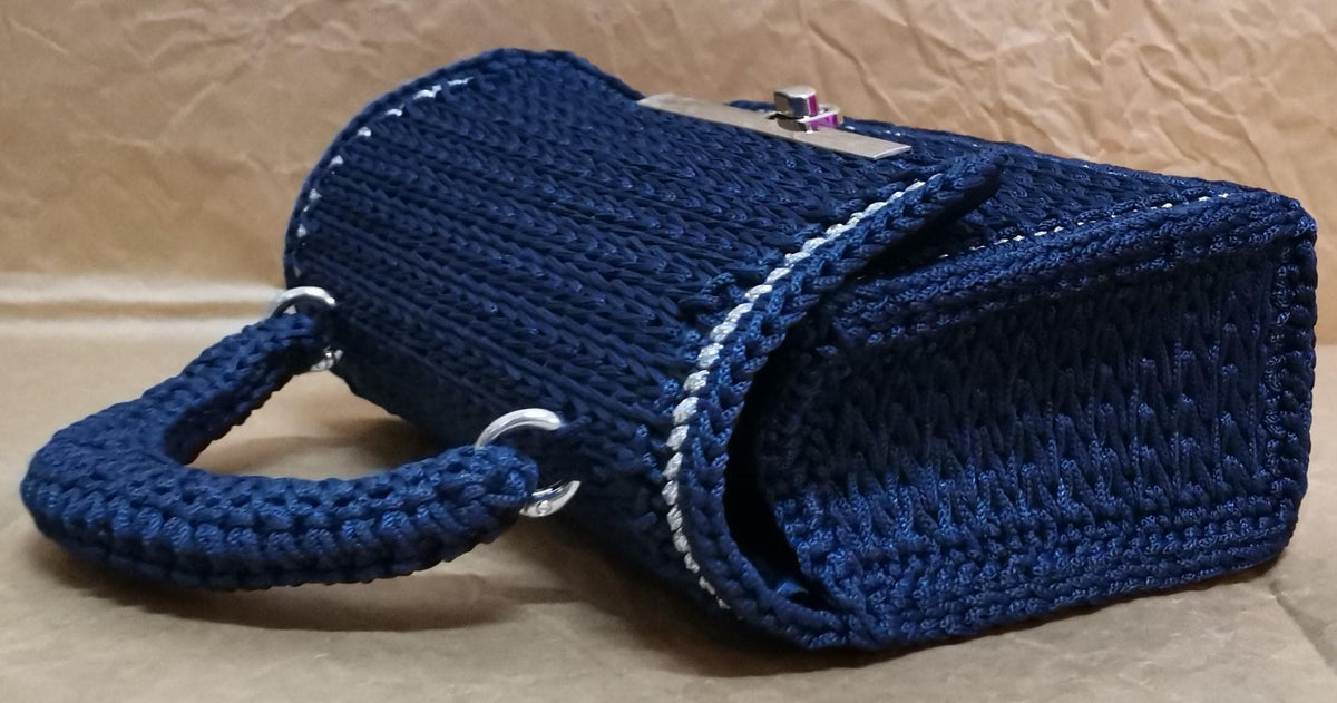 Borsa artigianale blu scuro con dettagli argento