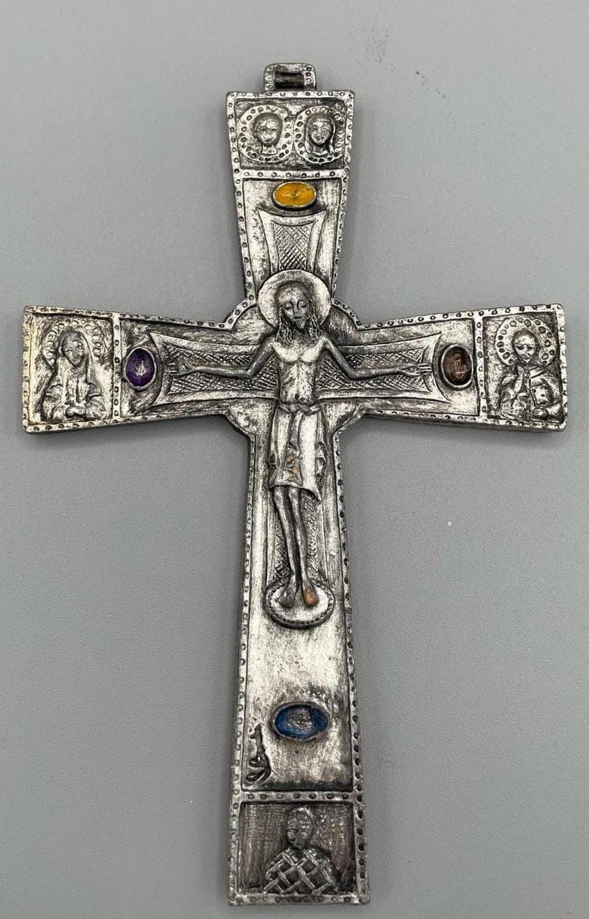 Croce religiosa da parete argentata con pietre colorate e Agnello Mistico