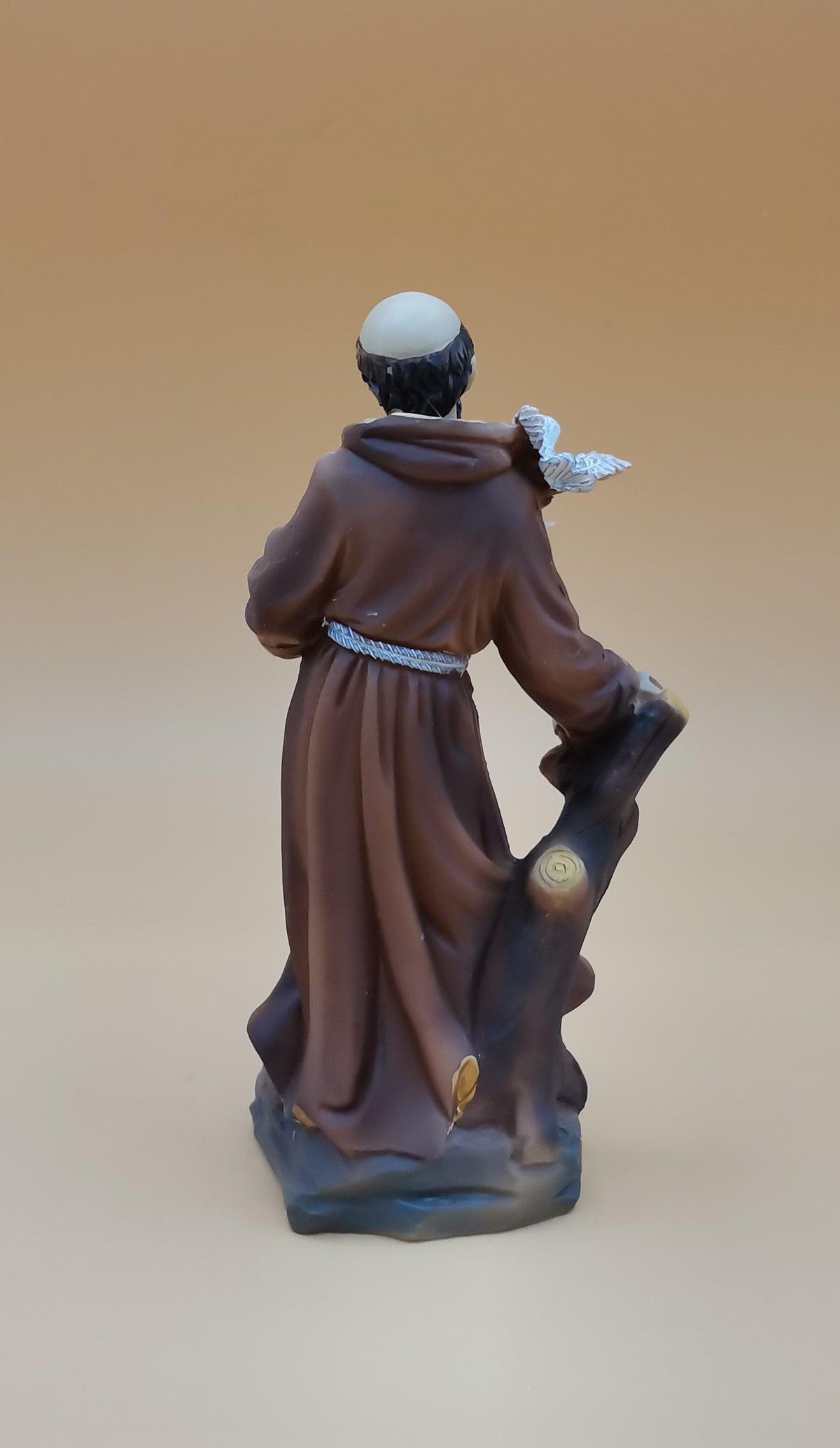 Statue Heiliger Franziskus mit Tauben aus handbemaltem Kunstharz – 14 cm