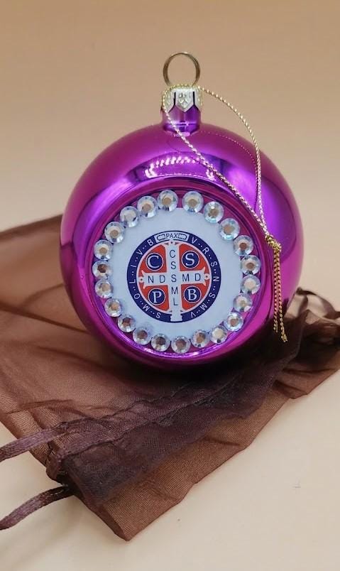 Pallina di Natale Viola con Medaglia di San Benedetto