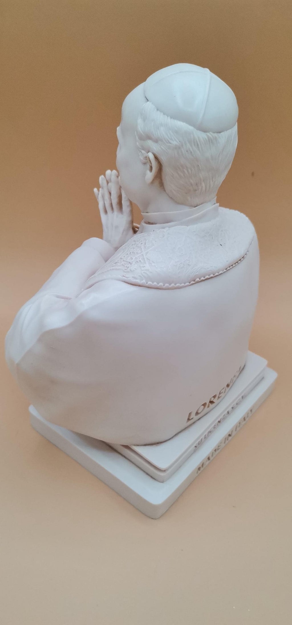 Busto Papa Leone XIV in Preghiera 22 cm – Statua Religiosa in Resina Avorio
