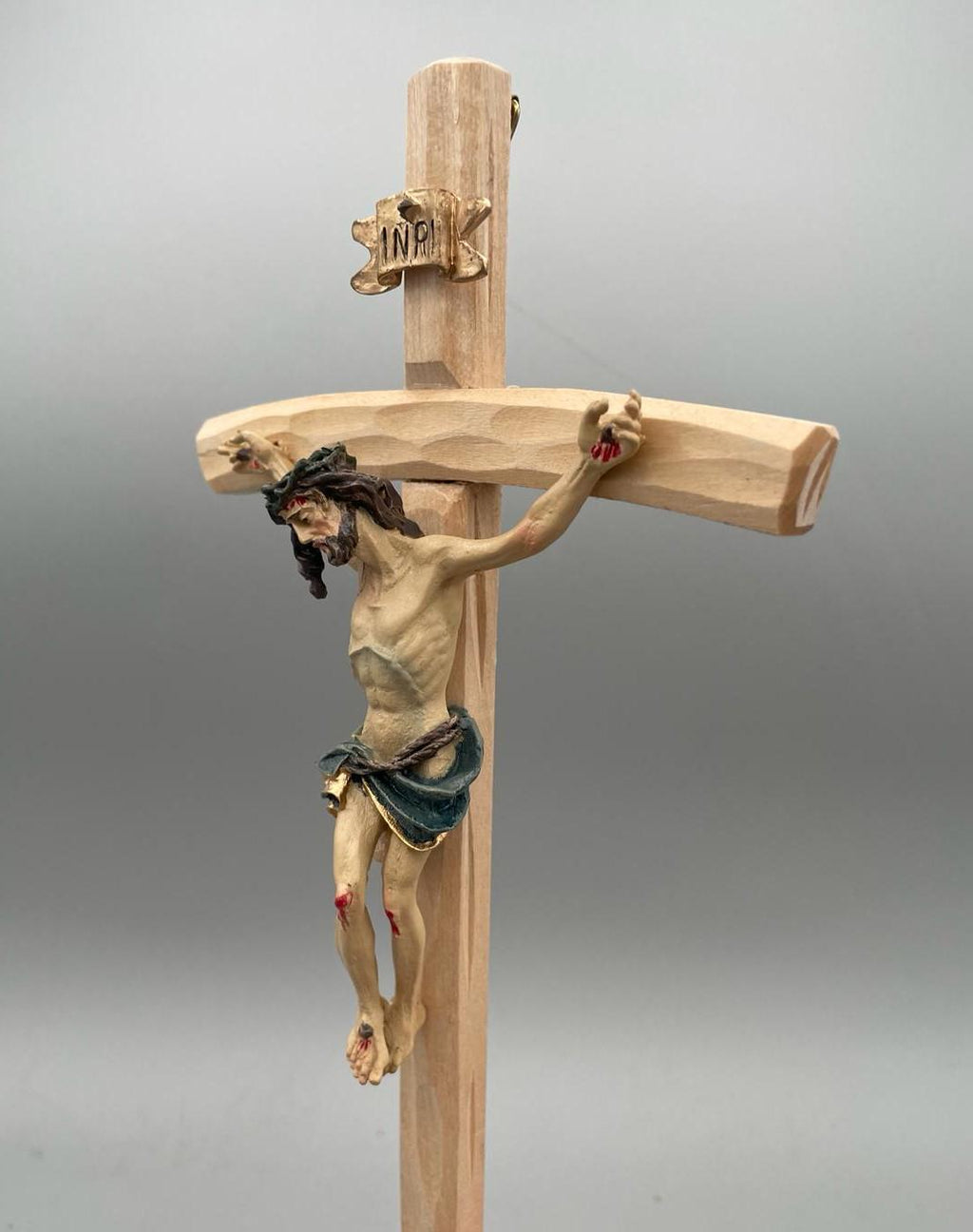 Crucifijo de Pared Artesanal de Madera con Figura de Jesús en Resina – Decoración Religiosa Cristiana