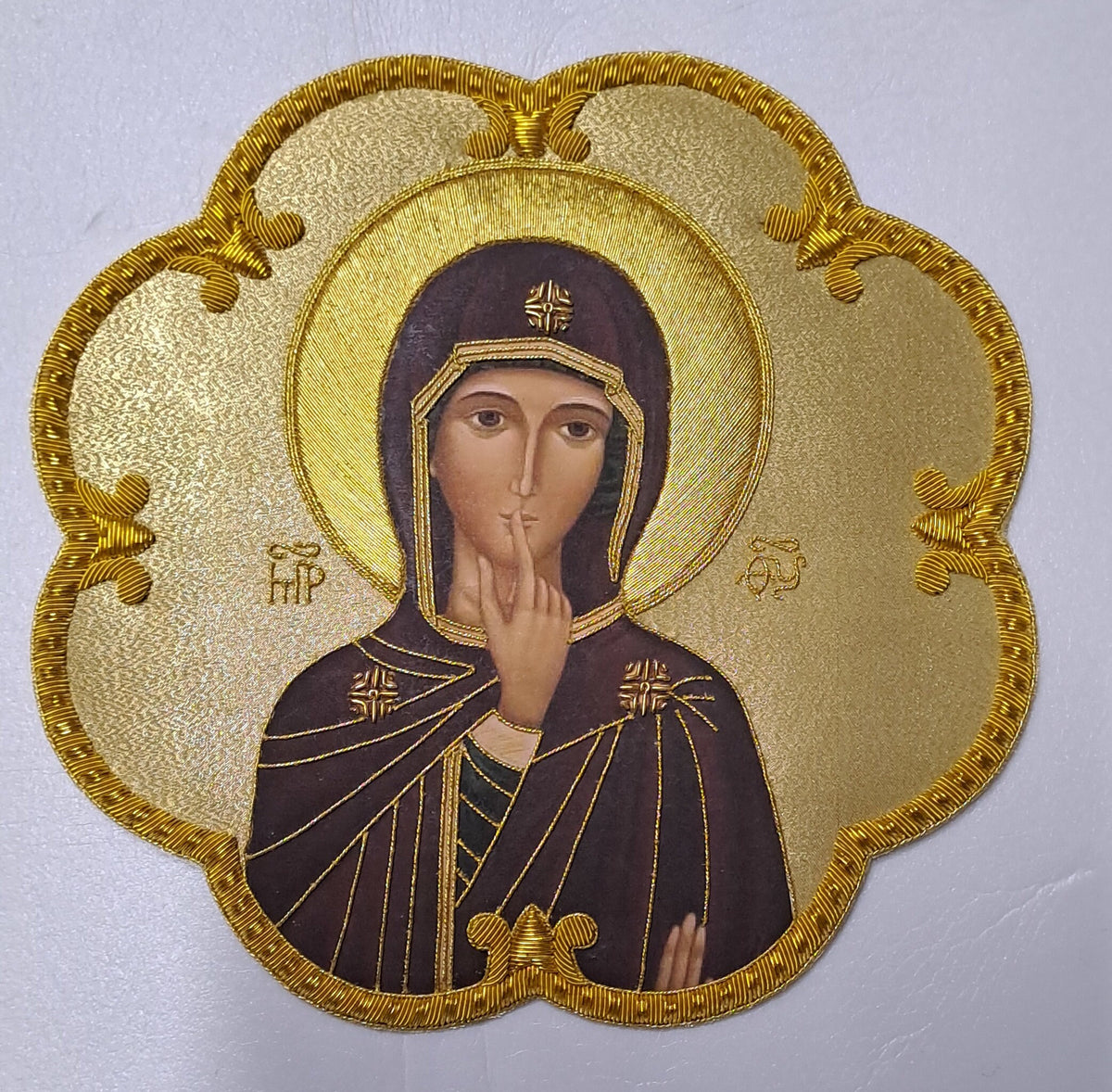 Icona Madonna del Silenzio ricamata a mano con filo oro – 22 x 22 cm