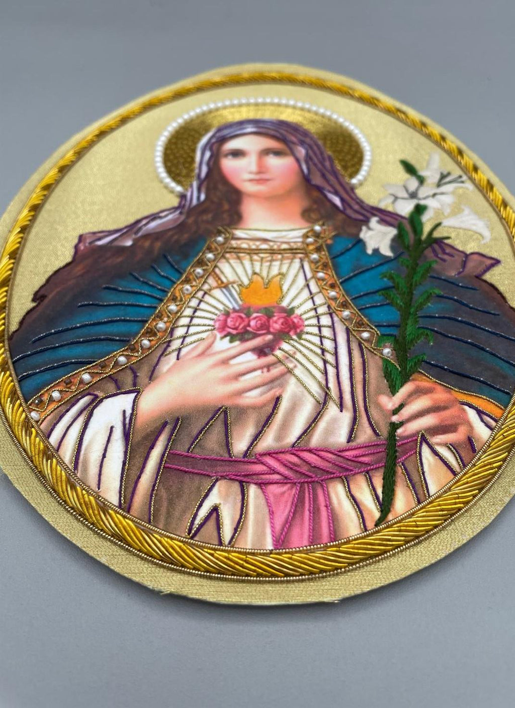 Icona quadro Sacro Ricamato – Madonna con Cuore Immacolato e Giglio