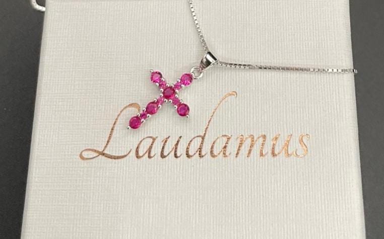 Croce in argento con zirconio rosa