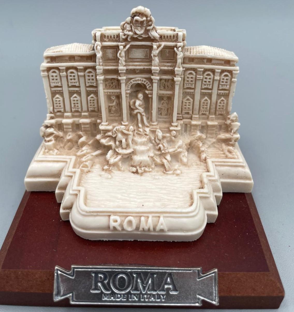 Réplique de la fontaine de Trevi en résine avec socle en bois