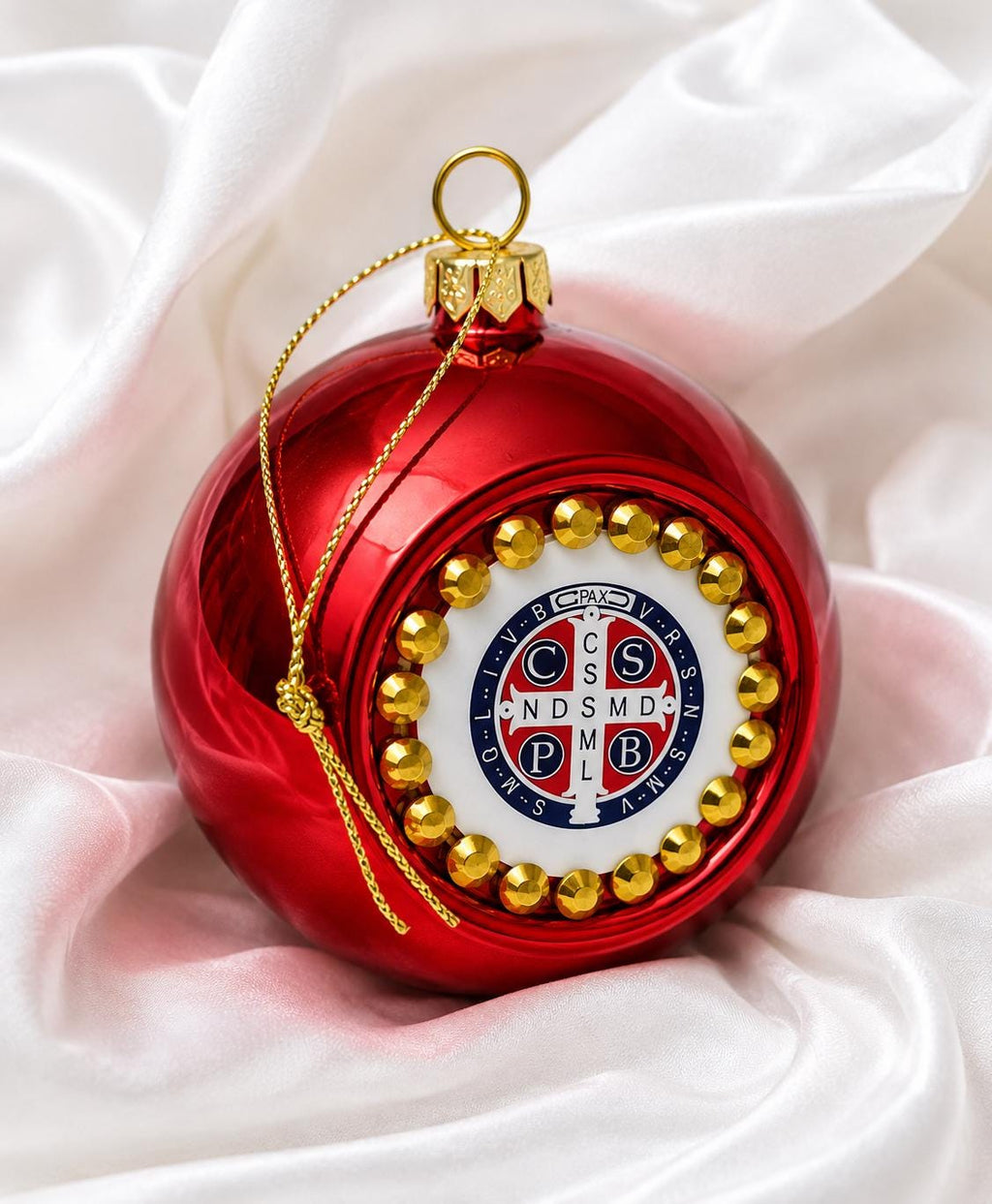 Boule de Noël rose avec médaille de Saint Benoît