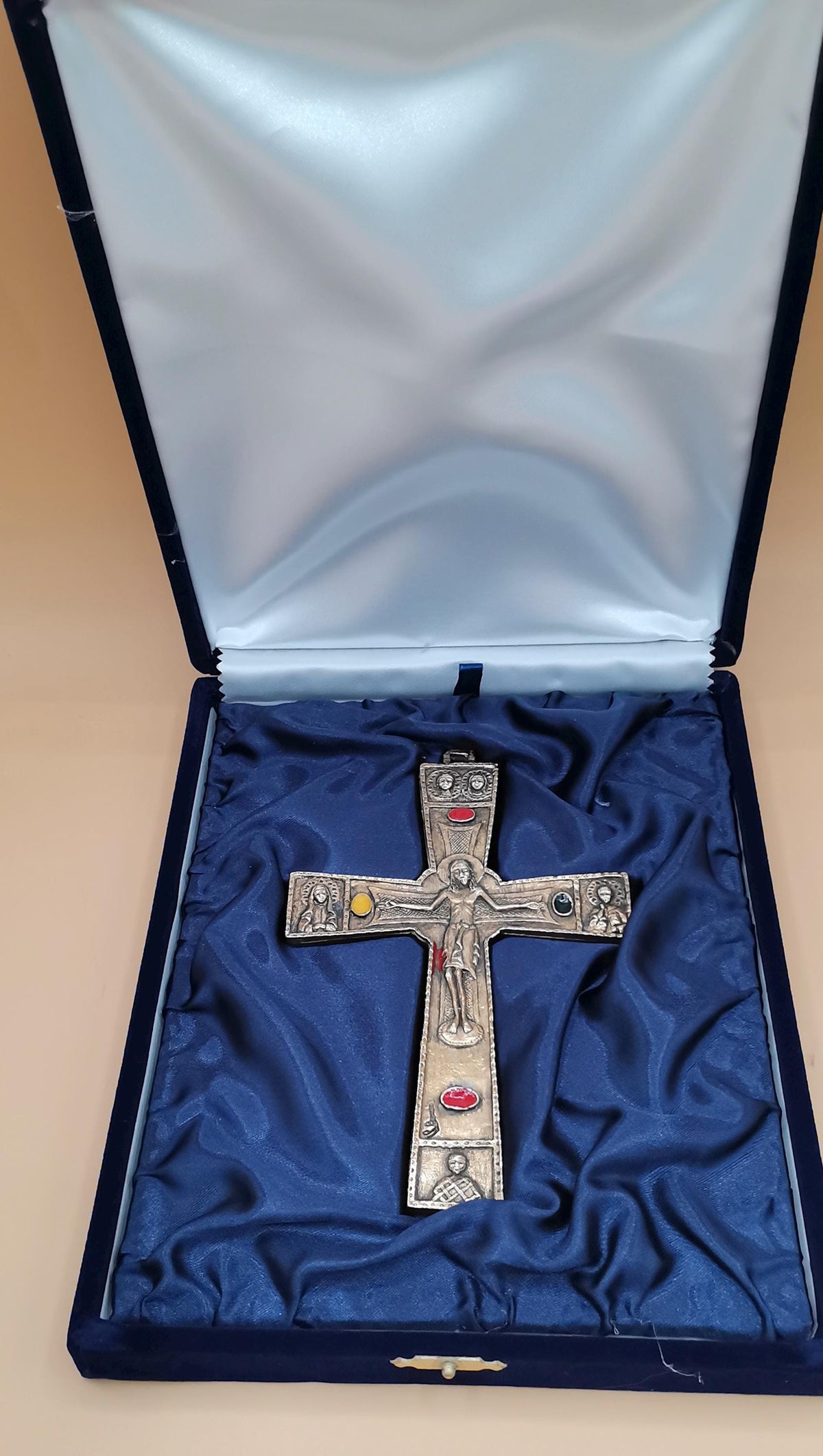 Croce religiosa da parete argentata con pietre colorate e Agnello Mistico