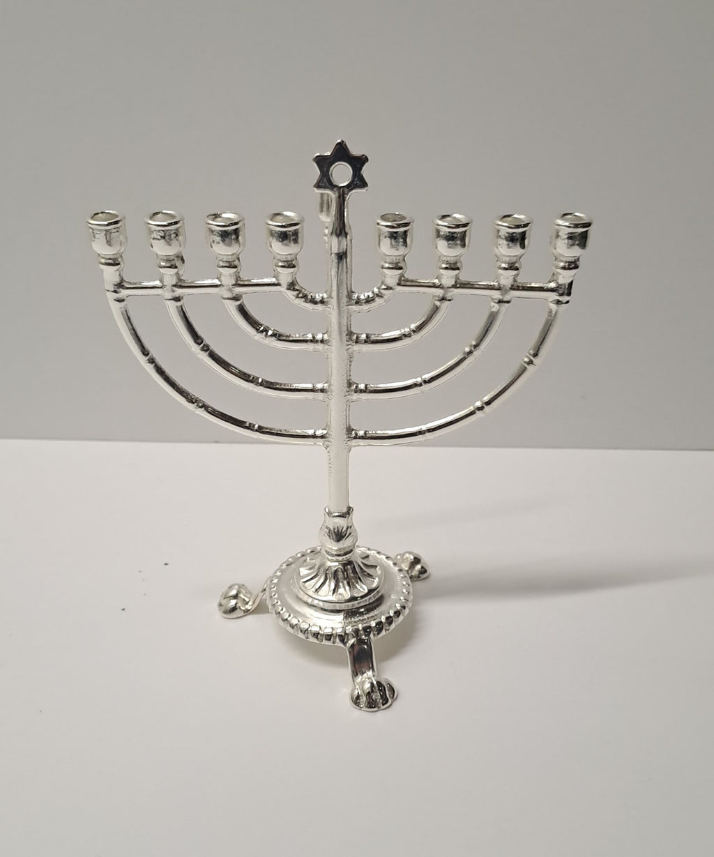Chanukkiah in ottone argentato a nove bracci – 14 x 18 cm