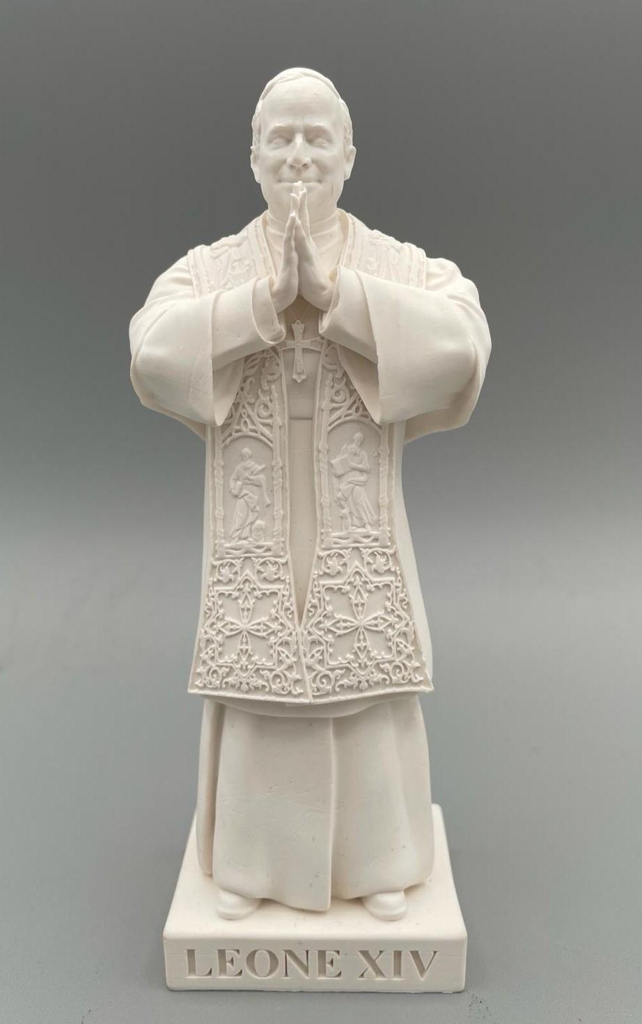Statue du Pape Léon XIV en prière – Mini sculpture blanche, 10 cm
