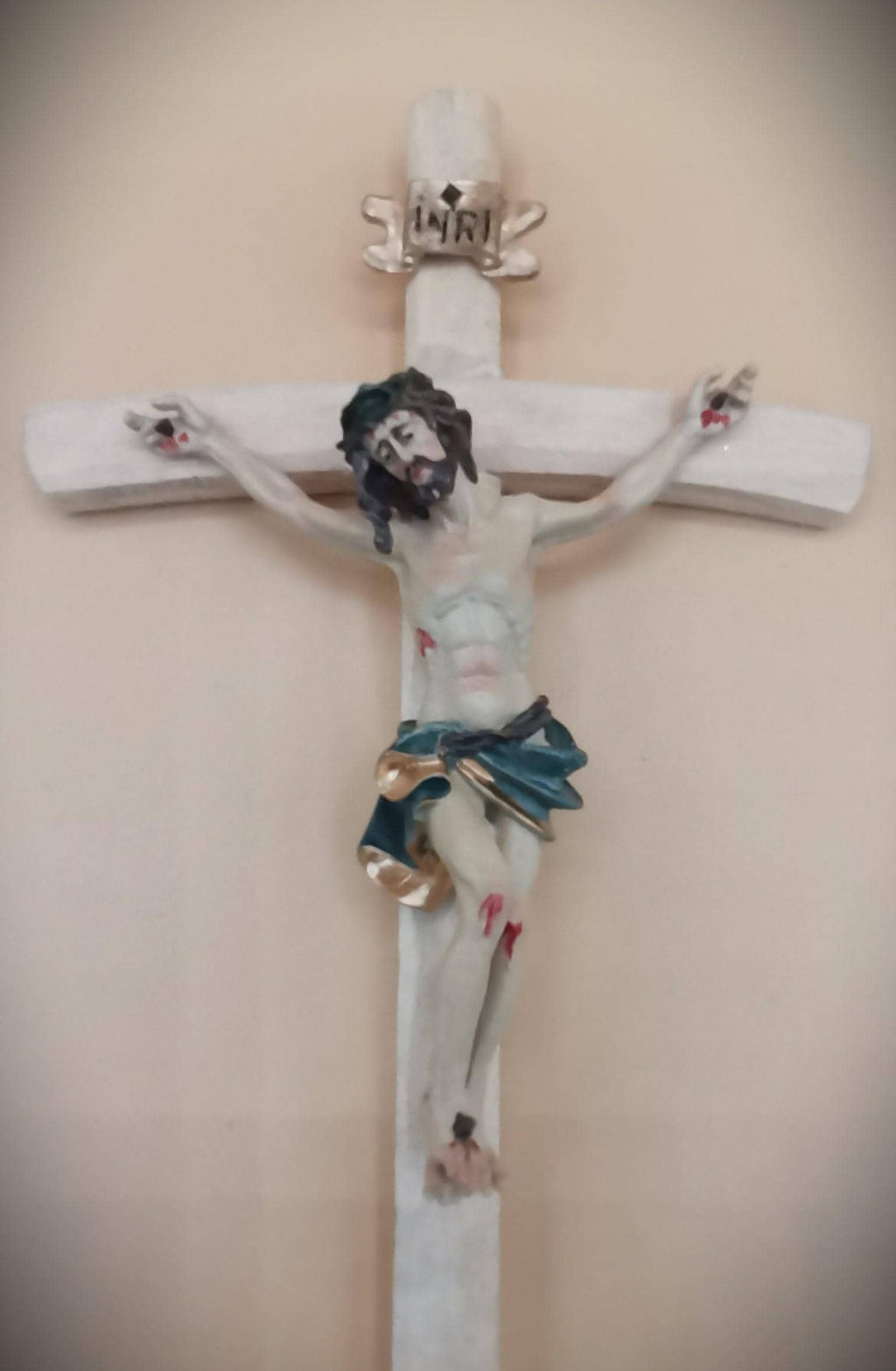 Crocifisso da Parete Artigianale in Legno con Figura di Gesù in Resina