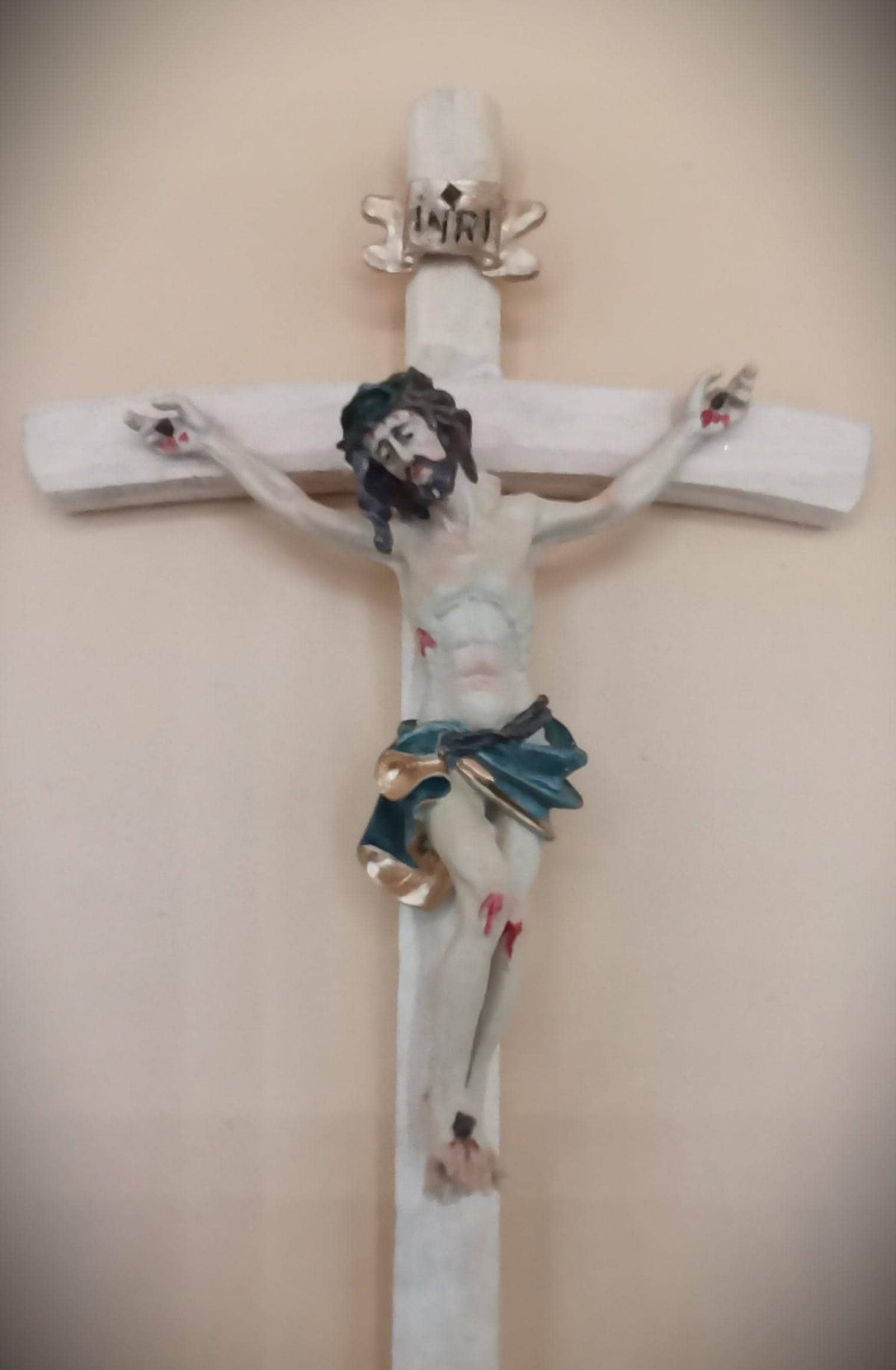 Crocifisso da Parete Artigianale in Legno con Figura di Gesù in Resina