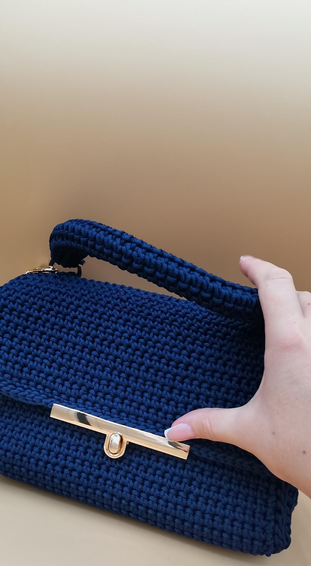 Borsa all'uncinetto blu con tracolla a maglie dorata