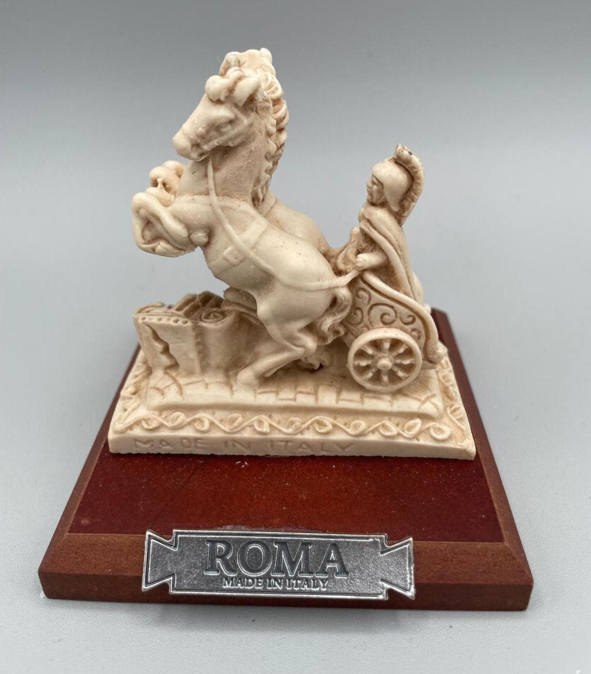 Biga romana decorativa in resina su base in legno – 10 x 9 x 8 cm