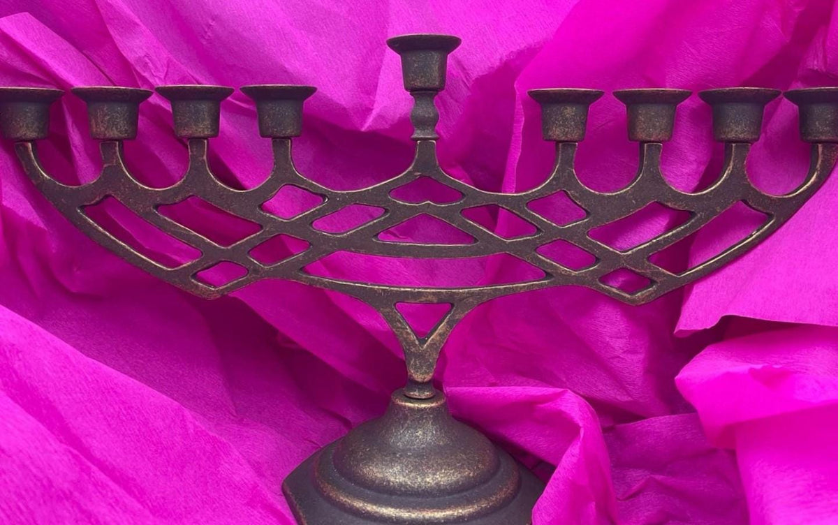 Chanukkiah in ottone brunito a nove bracci – 48 x 27 cm