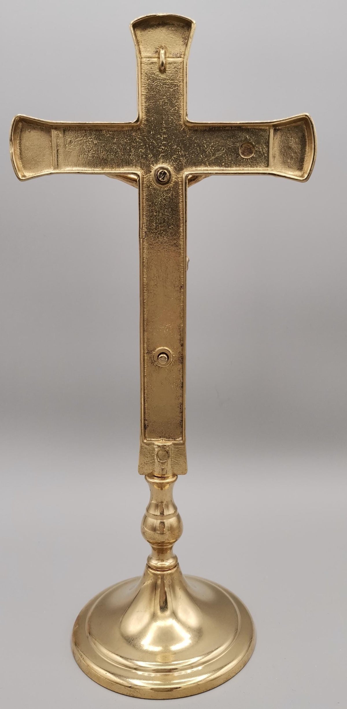 Crocifisso da altare in ottone dorato con base liscia