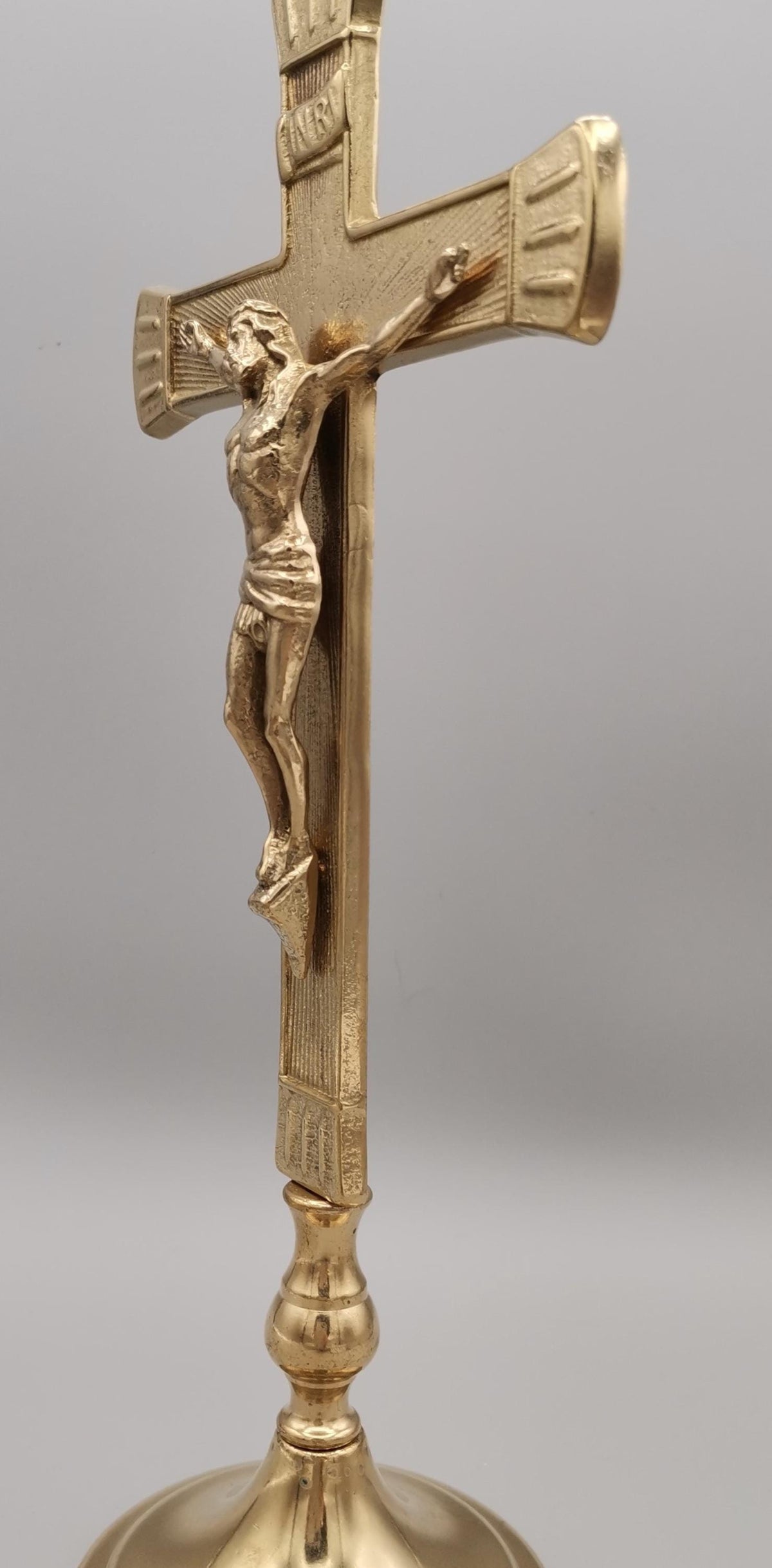 Crocifisso da altare in ottone dorato con base liscia
