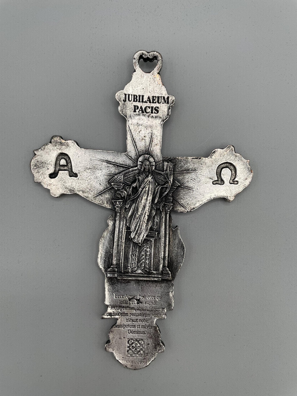 Crocifisso Jubileum Pacis con le quattro Basiliche di Roma – ottone argentato – 15 x 10 cm