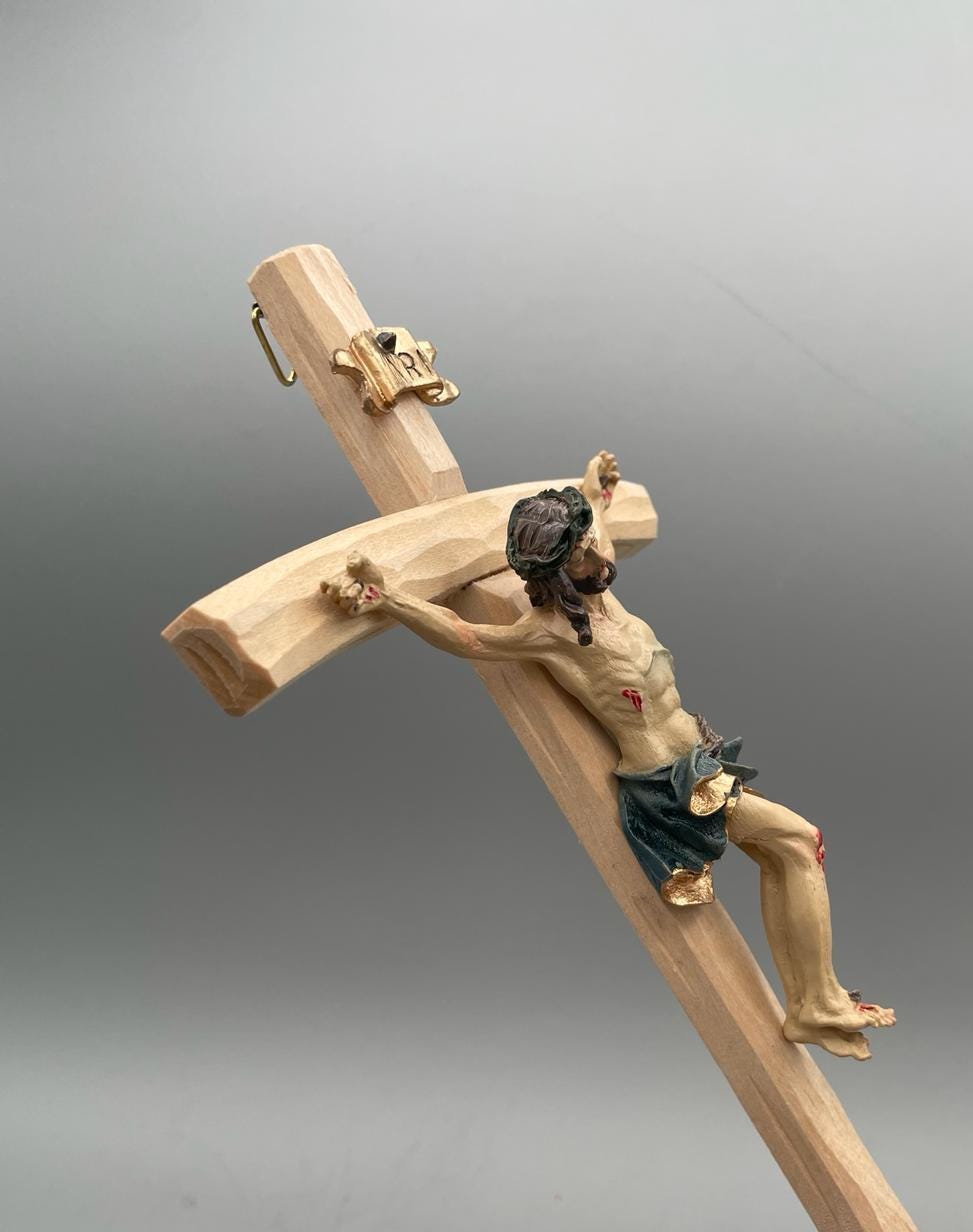 Crocifisso da Parete Artigianale in Legno con Figura di Gesù in Resina – Decorazione Religiosa Cristiana