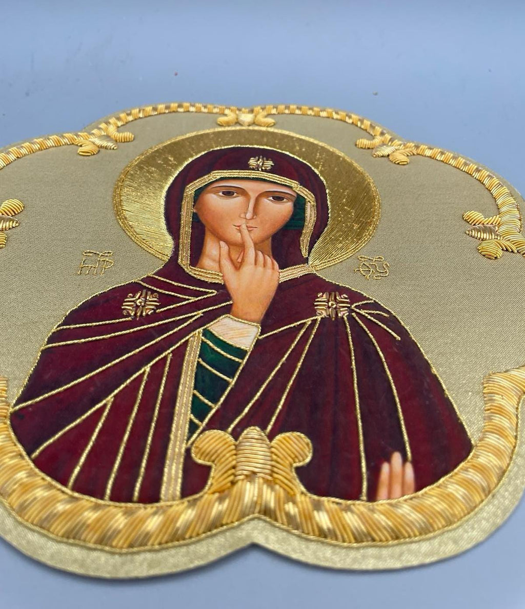 Icona Madonna del Silenzio ricamata a mano con filo oro – 22 x 22 cm