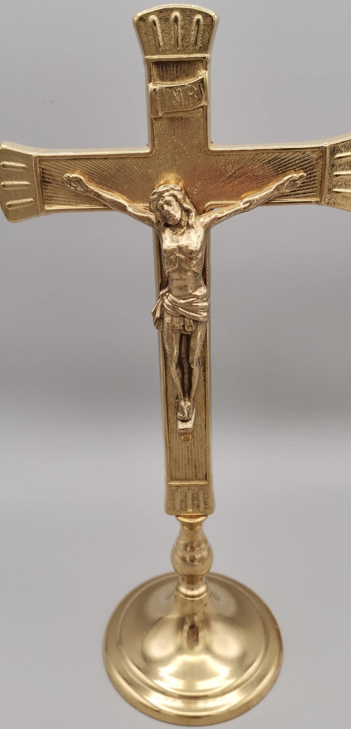 Crocifisso da altare in ottone dorato con base liscia